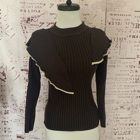 Ribbed crew neck ruffled shoulder sweater - Picture 5 of 9